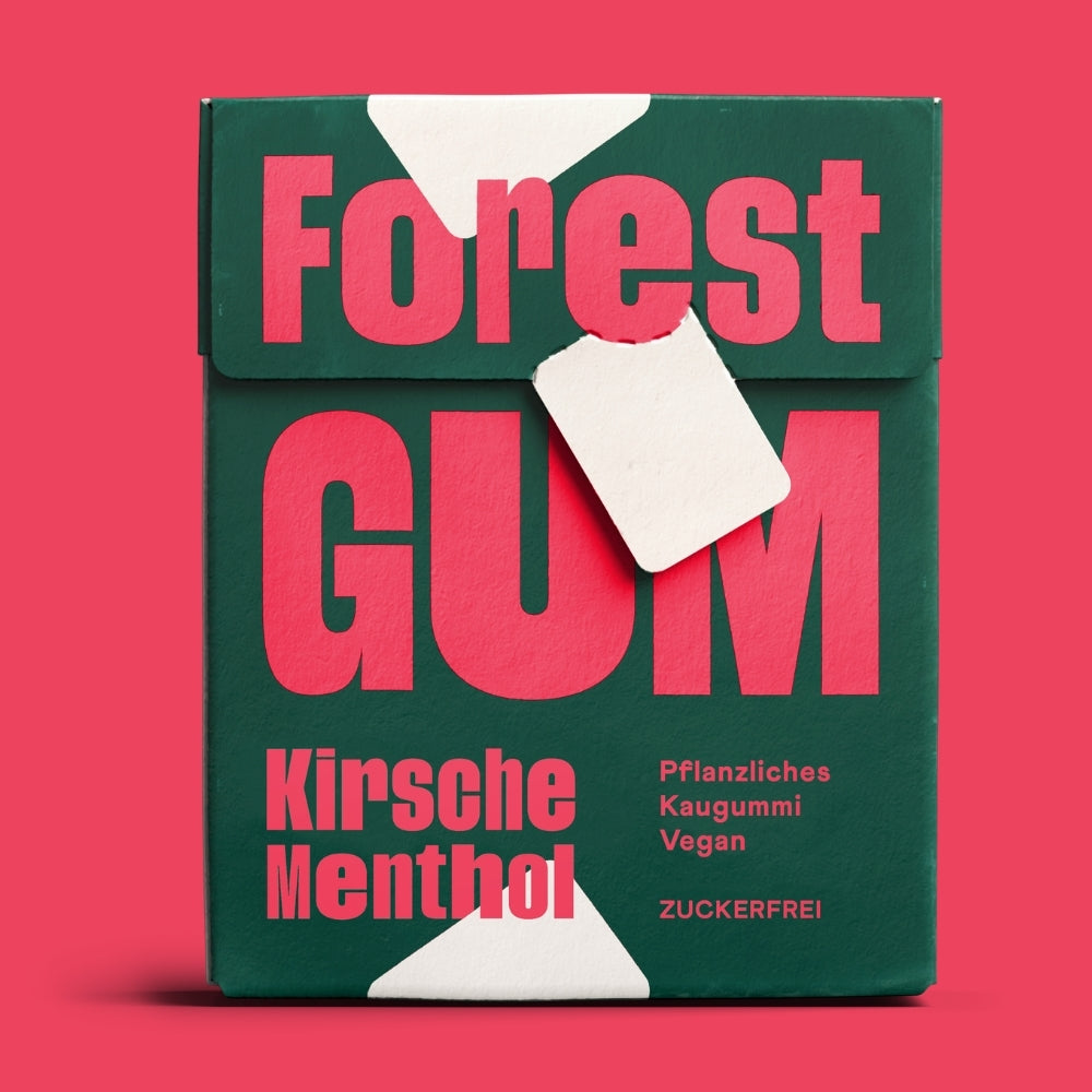Forest Gum Kirsche Menthol nachhaltiger Kaugummi in FSC Papier Flipbox, zuckerfrei & plastikfrei, vor Rotem Hintergrund.