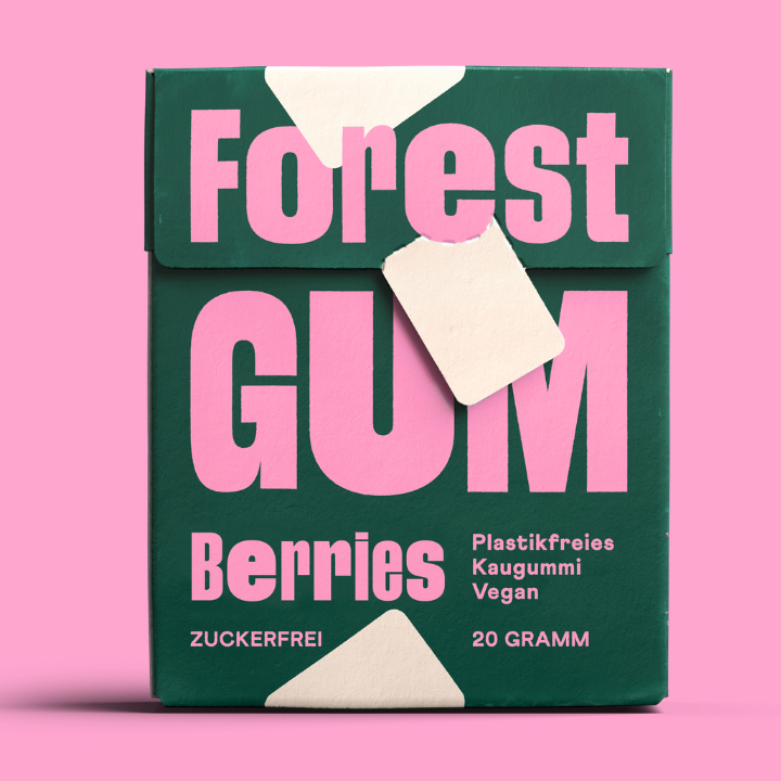 Forest Gum Berries nachhaltiger Kaugummi in FSC Papier Flipbox, zuckerfrei & plastikfrei, vor Pinkem Hintergrund.