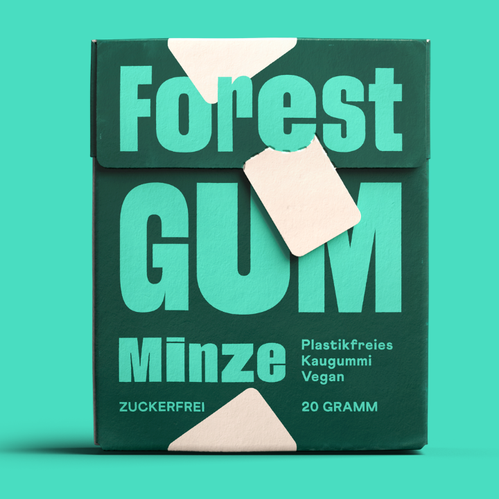 Forest Gum Minze nachhaltiger Kaugummi in FSC Papier Flipbox, zuckerfrei & plastikfrei, vor Grünem Hintergrund.