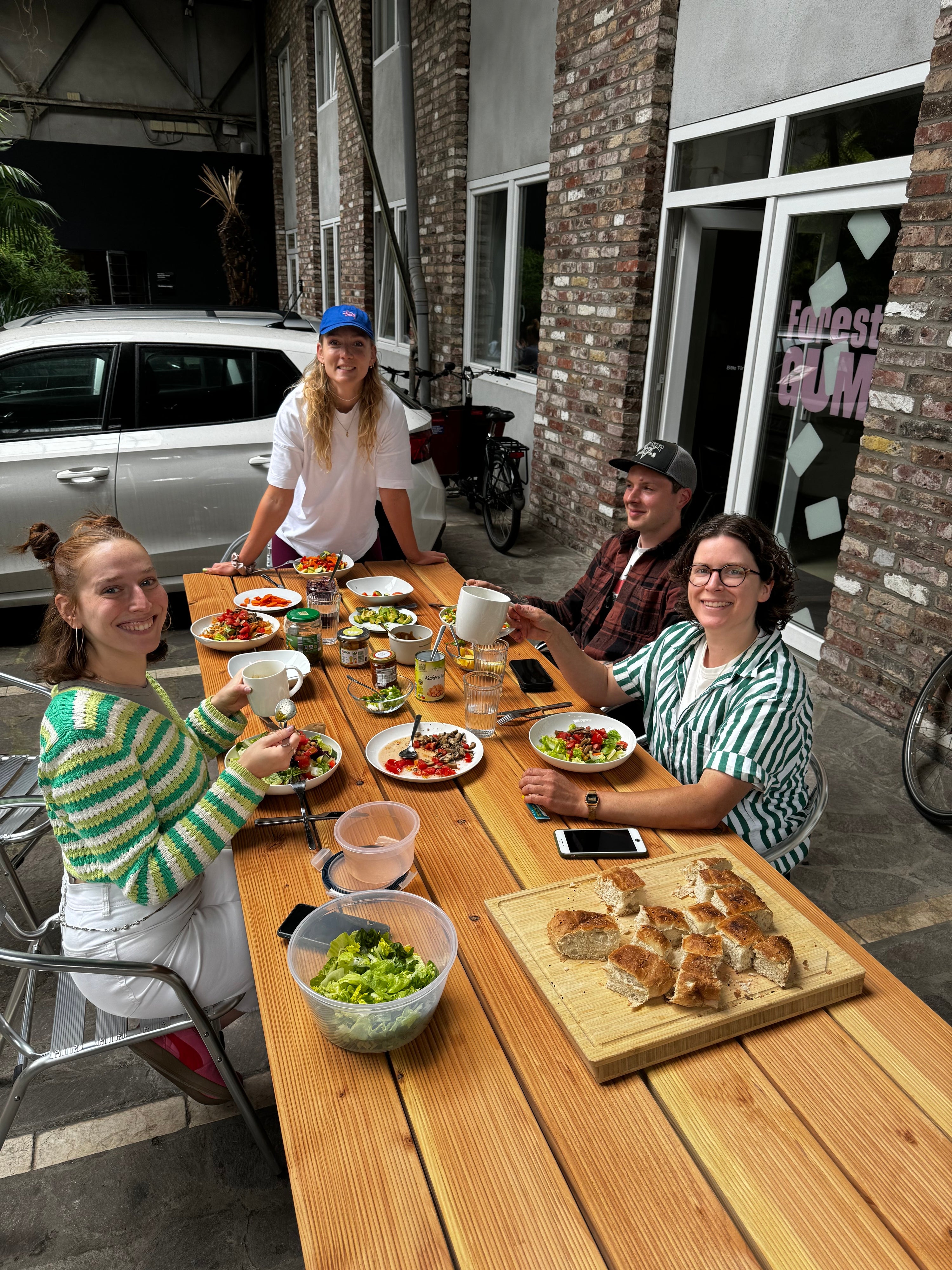Das Forest Gum team isst Mittagessen