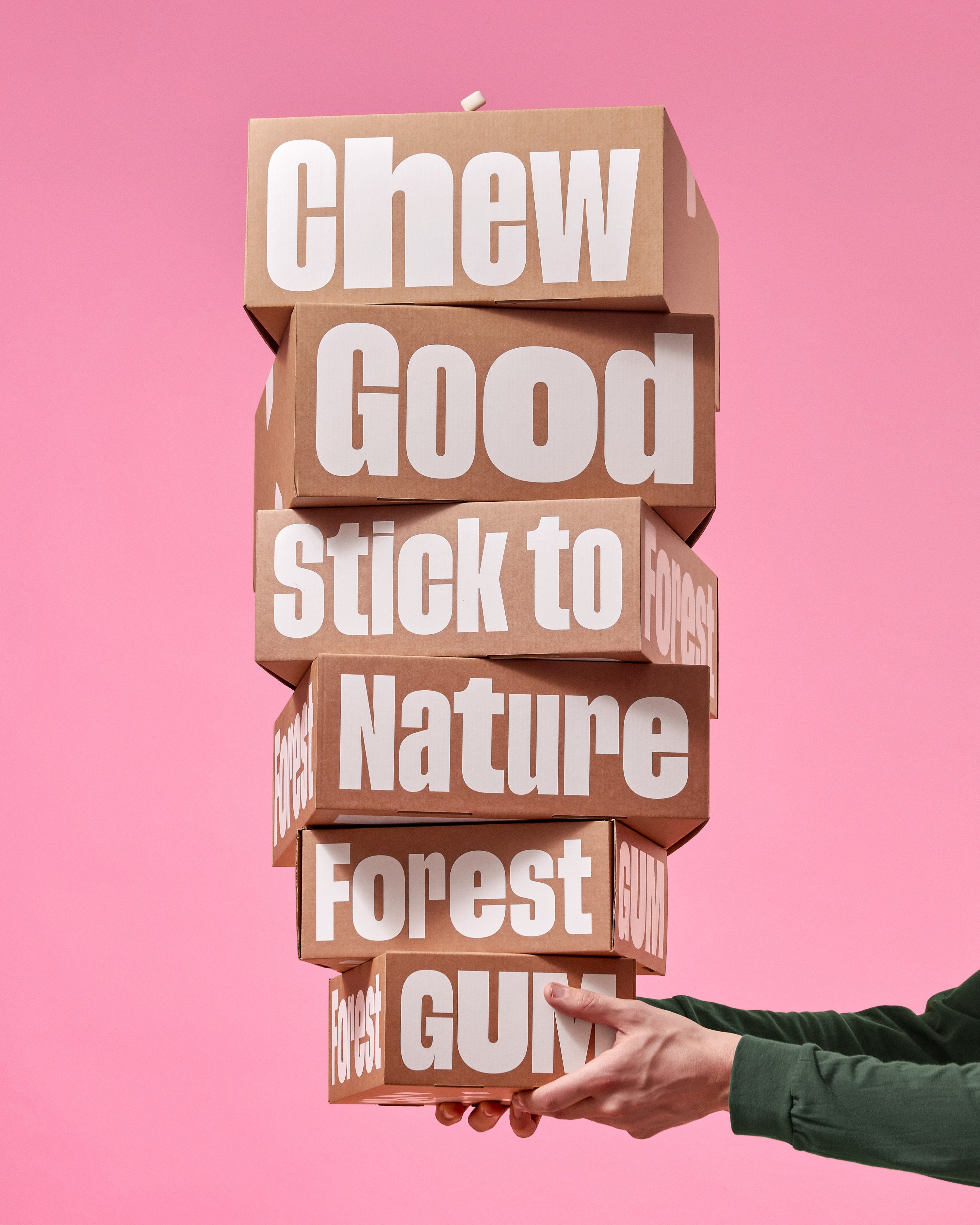 Gestapelte Kartons mit der Schrift chew good do good