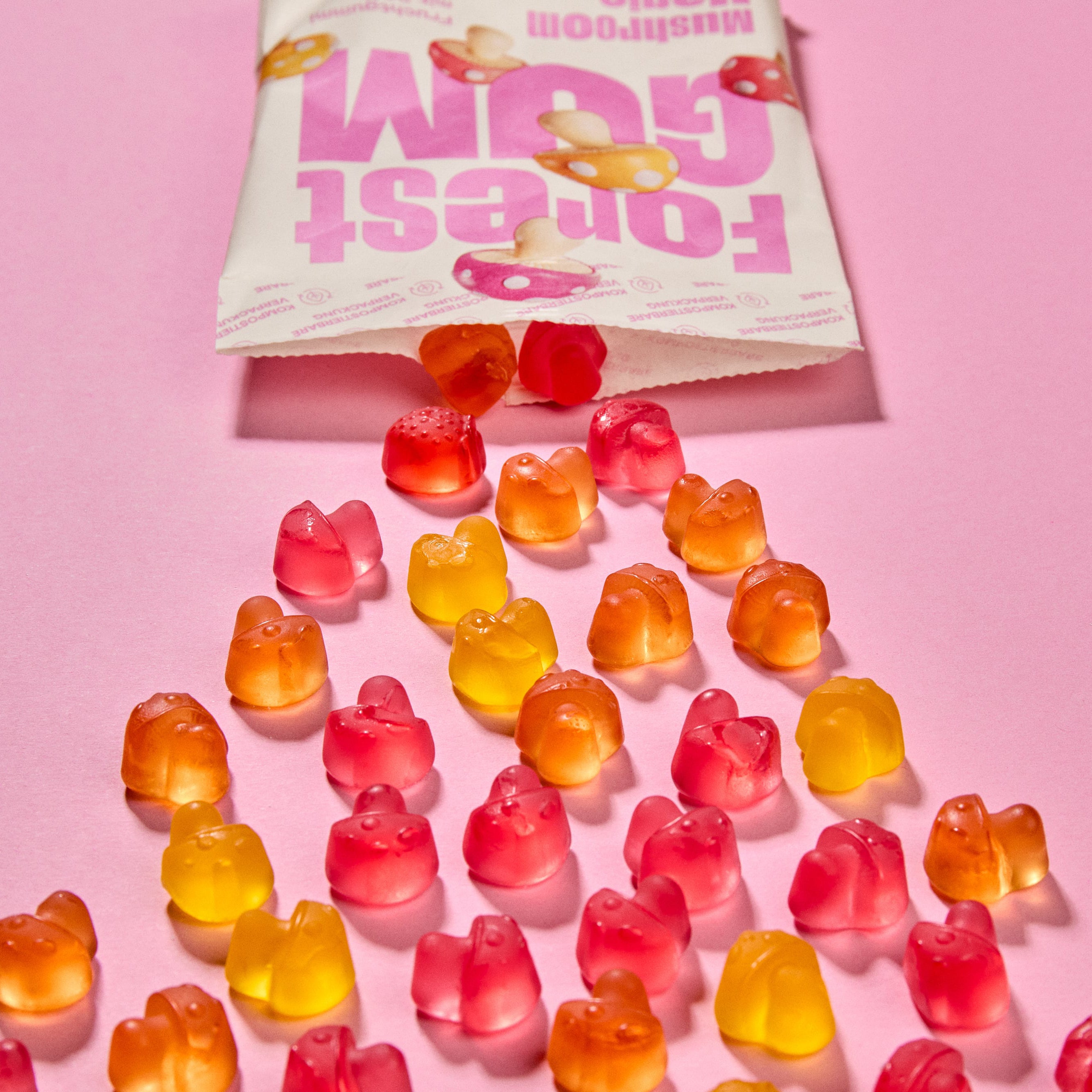 vegane Fruchtgummis in Form von Pilzen, fallen aus kompostierbarer Verpackung.