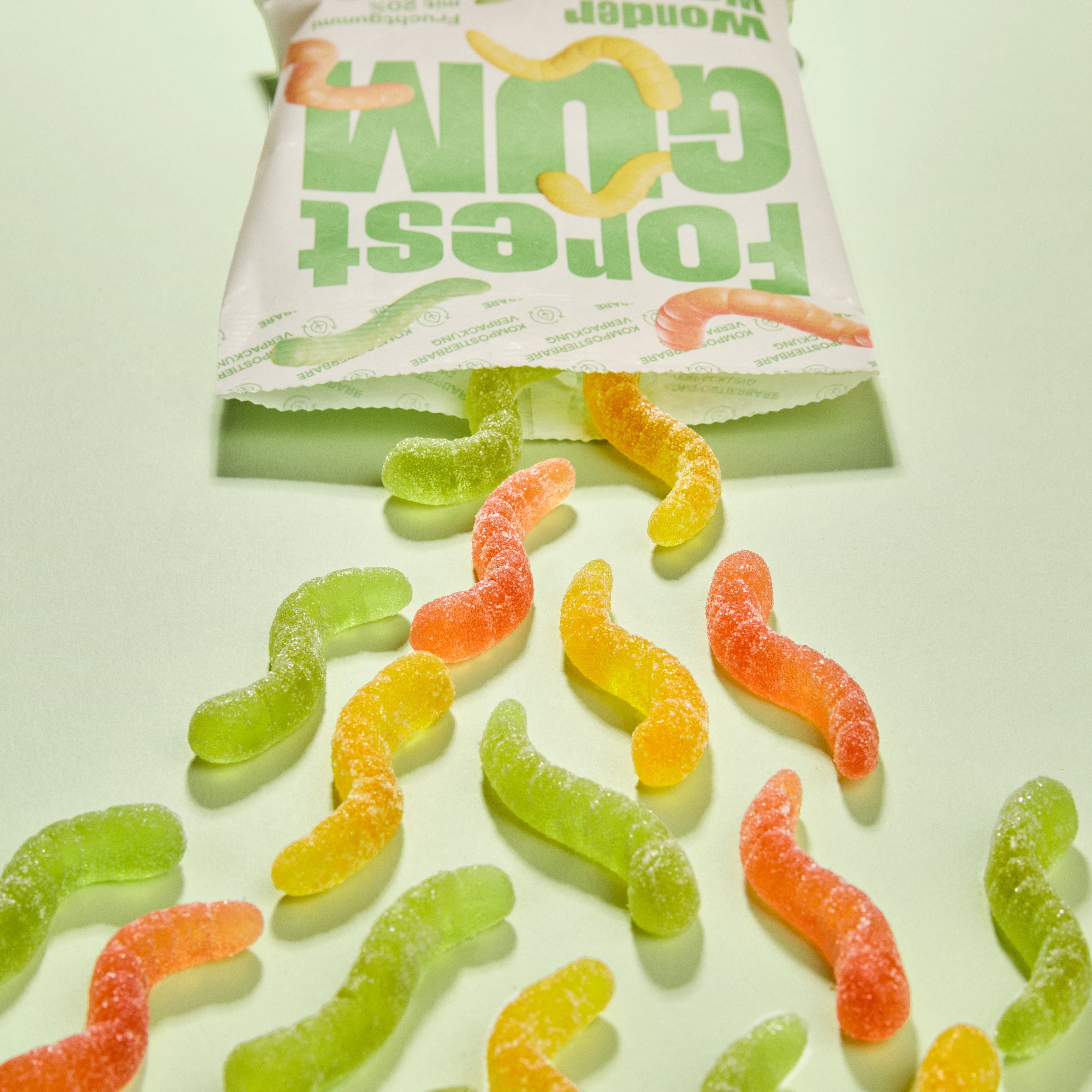 Forest Gum Sour Wonder Worms vegane, saure Fruchtgummis in kompostierbarer Verpackung, aus dem die wurm fruchtgummis herausfallen.