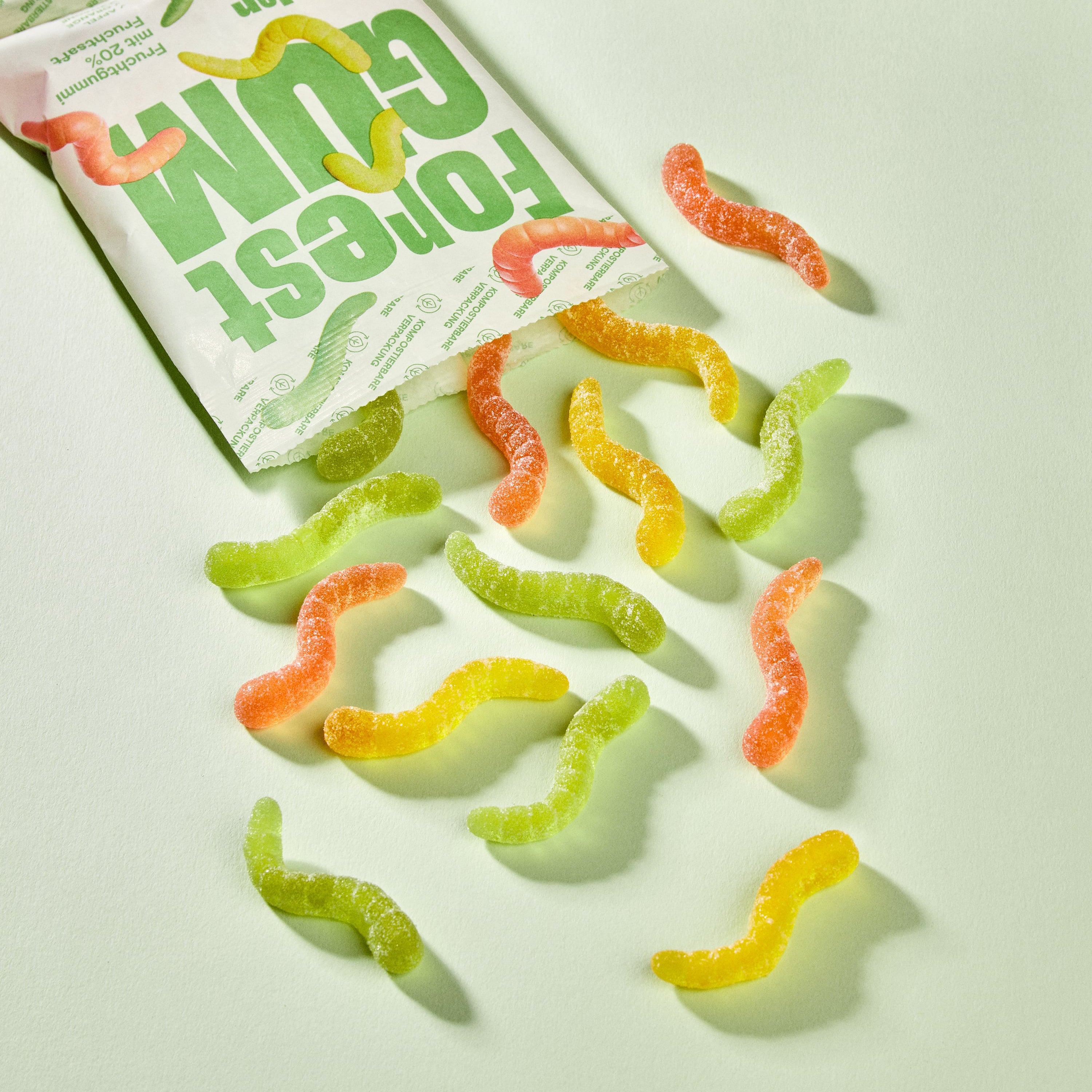 Forest Gum Sour Wonder Worms vegane, saure Fruchtgummis in kompostierbarer Verpackung, aus dem die wurm fruchtgummis herausfallen.