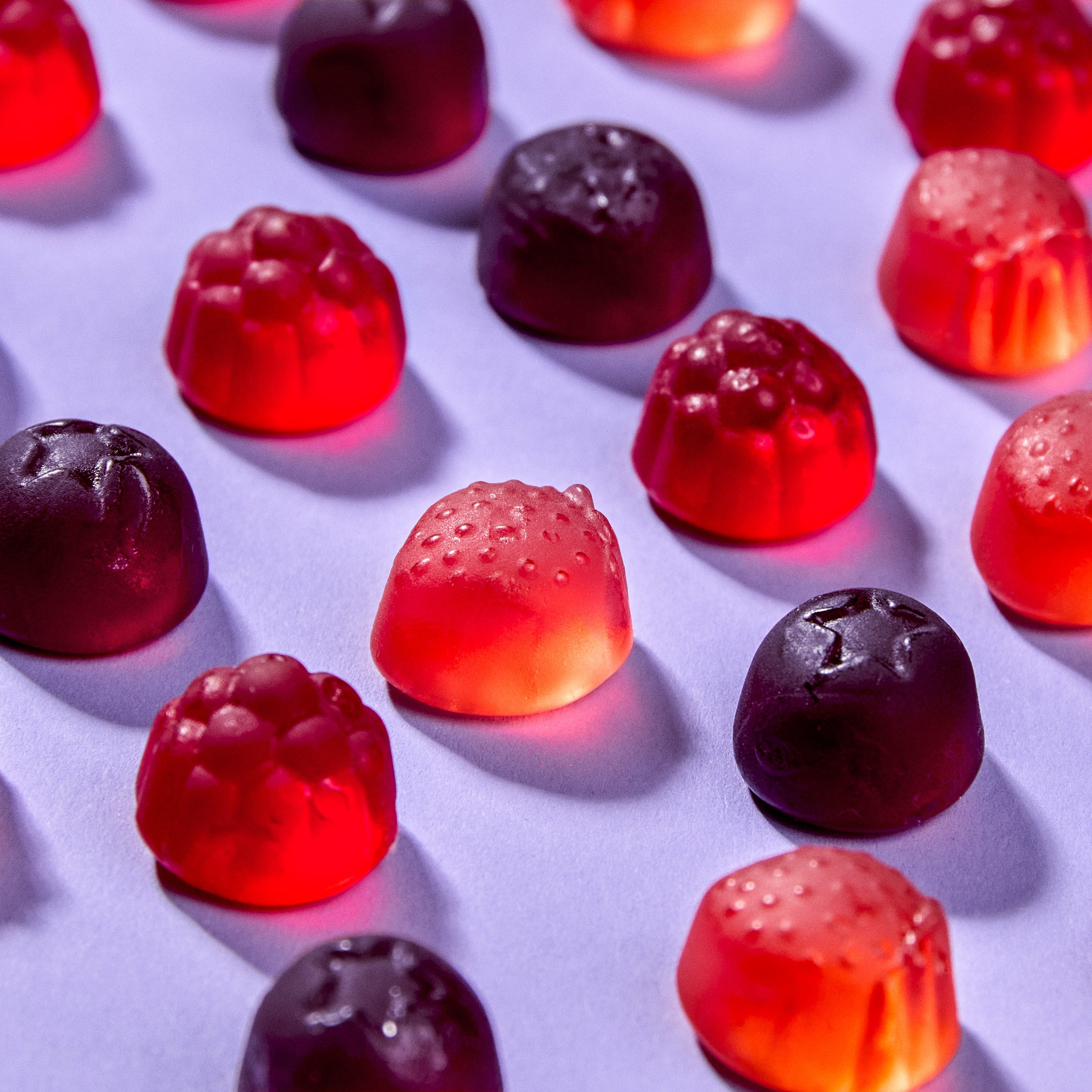 Nahaufnahme veganer Forest Gum Wild Berries Fruchtgummis in Form von Erdbeeren, Blaubeeren und Himbeeren.