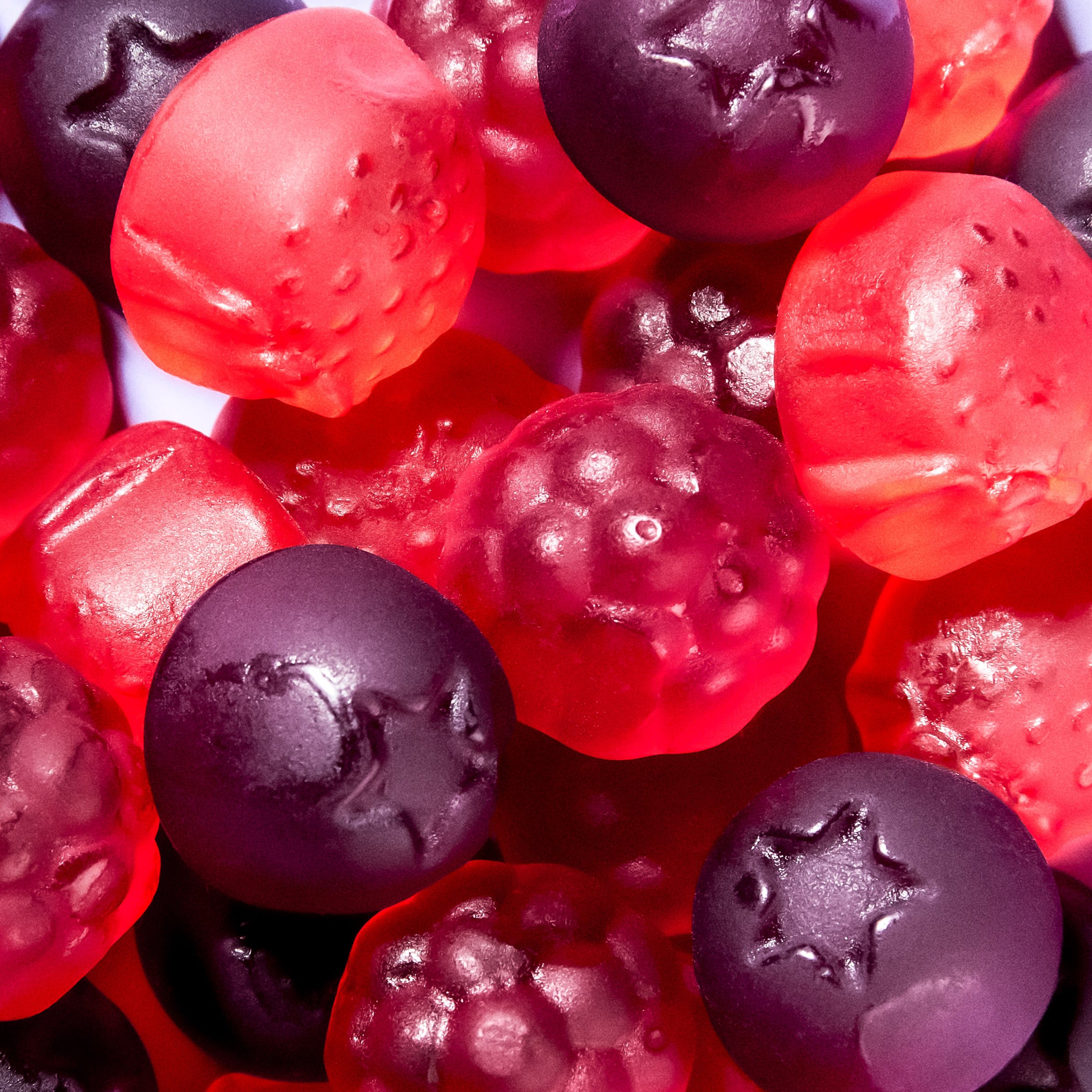 Nahaufnahme veganer Forest Gum Wild Berries Fruchtgummis in Form von Erdbeeren, Blaubeeren und Himbeeren.