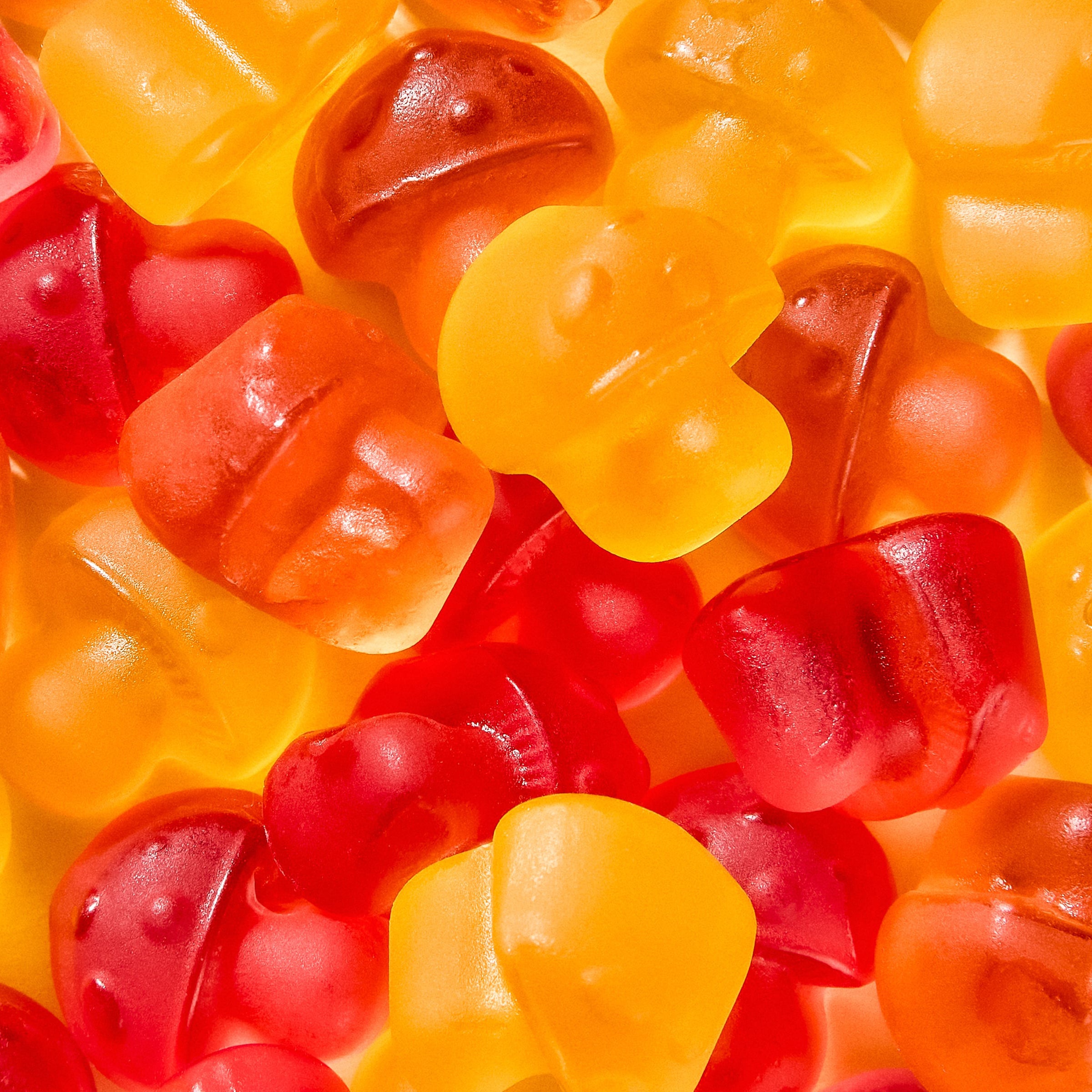 Nahaufnahme veganer Forest Gum magic mushroom Fruchtgummis in Form von Pilzen.