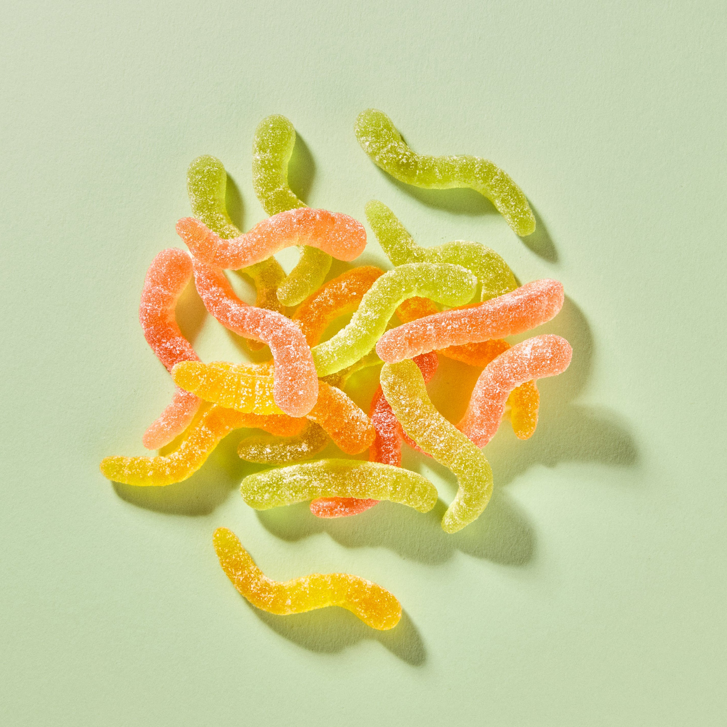 Nahaufnahme eines Haufens veganer Forest Gum Sour Wonder Worms sauere und bunte wurm Fruchtgummis 