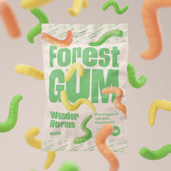 Eine Packung Forest Gum Wonder worms, Vegane saure Fruchtgummis umgeben von schwebenden Fruchtgummi Würmer