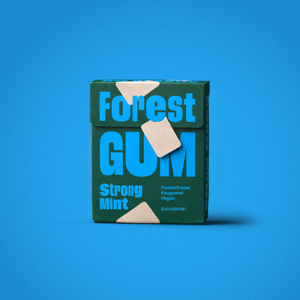Forest Gum Strong Mint nachhaltiger Kaugummi in FSC Papier Flipbox, zuckerfrei & plastikfrei, vor dunkelblauem Hintergrund.