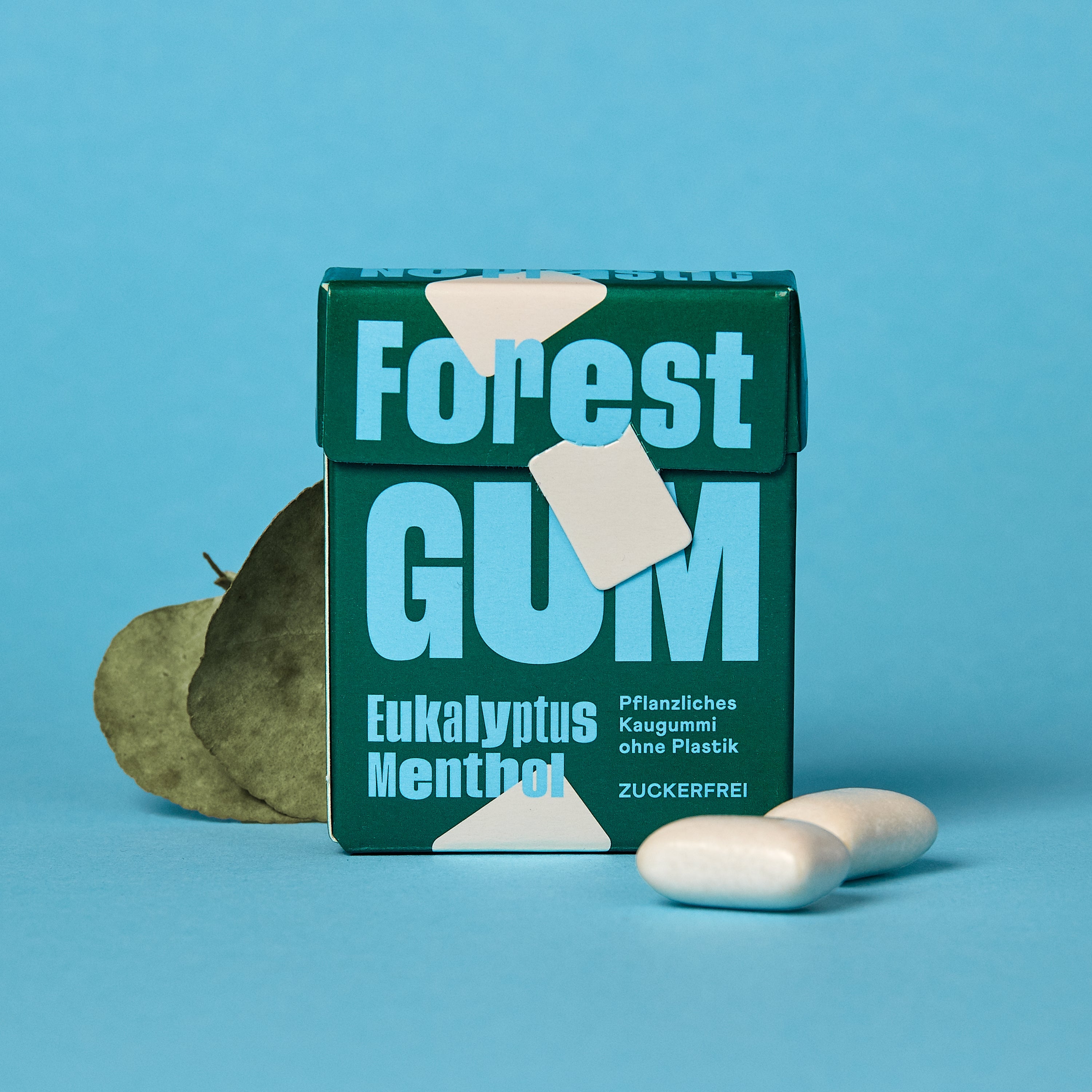 Forest Gum eukalyptus menthol Kaugummi-Packung, umgeben von Kaugummi und eukalyptus blätter.