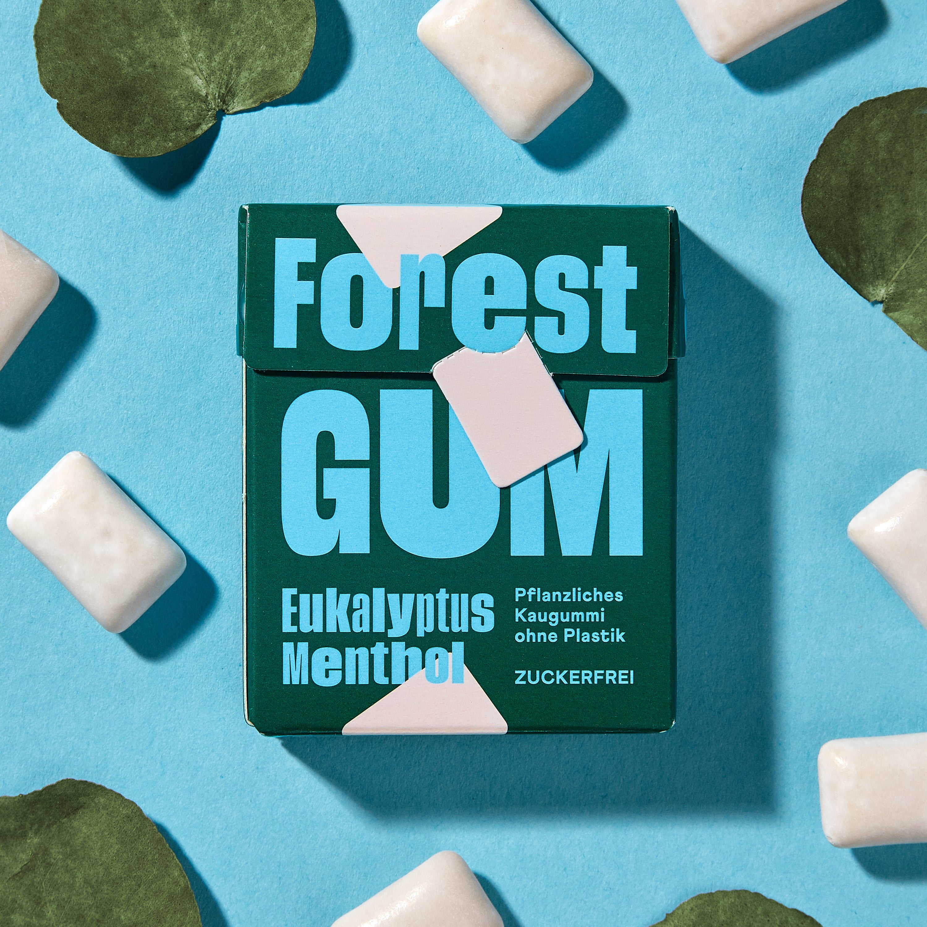 Forest Gum eukalyptus menthol Kaugummi-Packung, umgeben von Kaugummi und eukalyptus blätter.